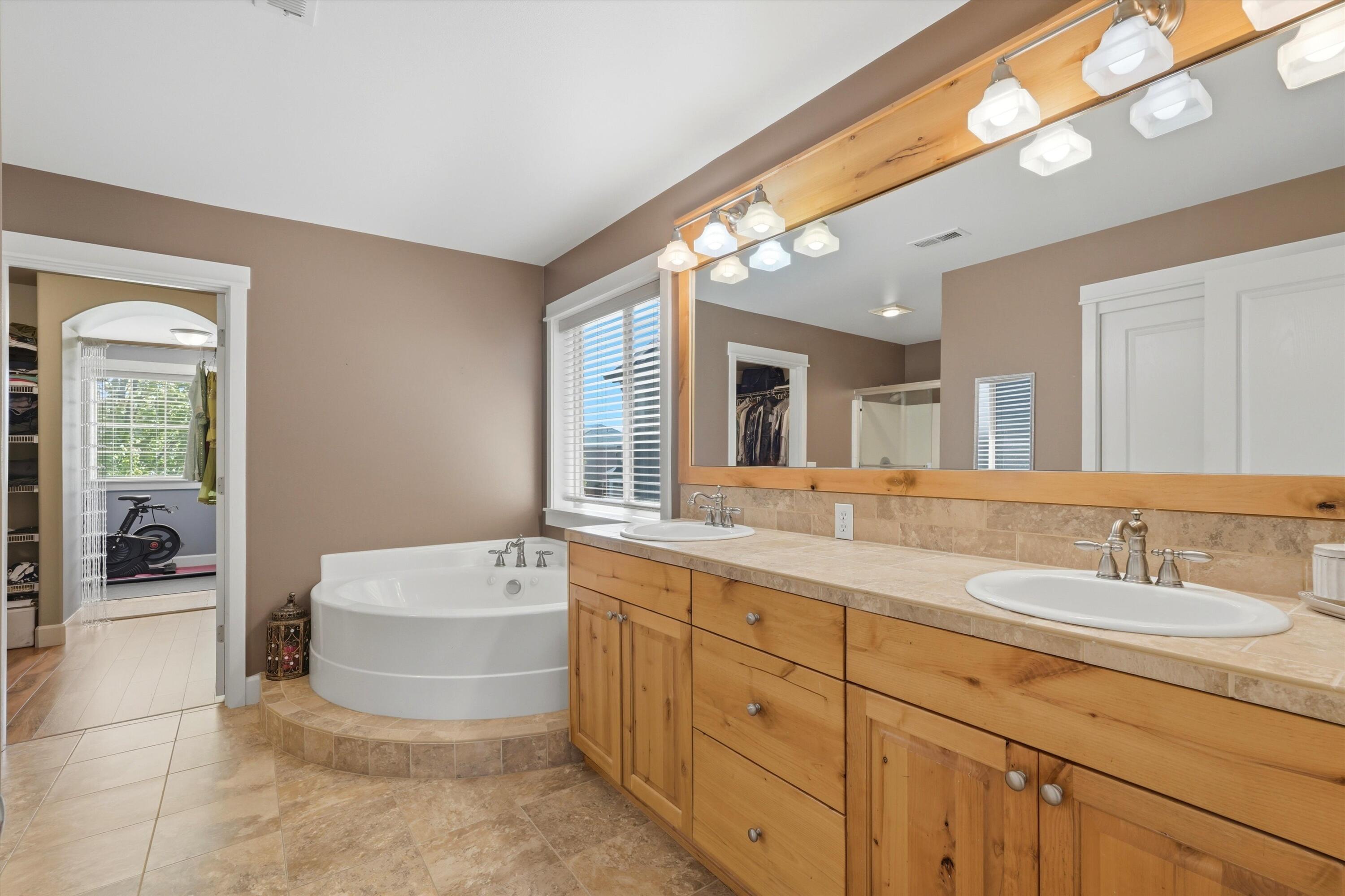 61235 Splendor Lane Bend, OR 97702 - Photo 42 of 52 Primary bath with attached walk through closet