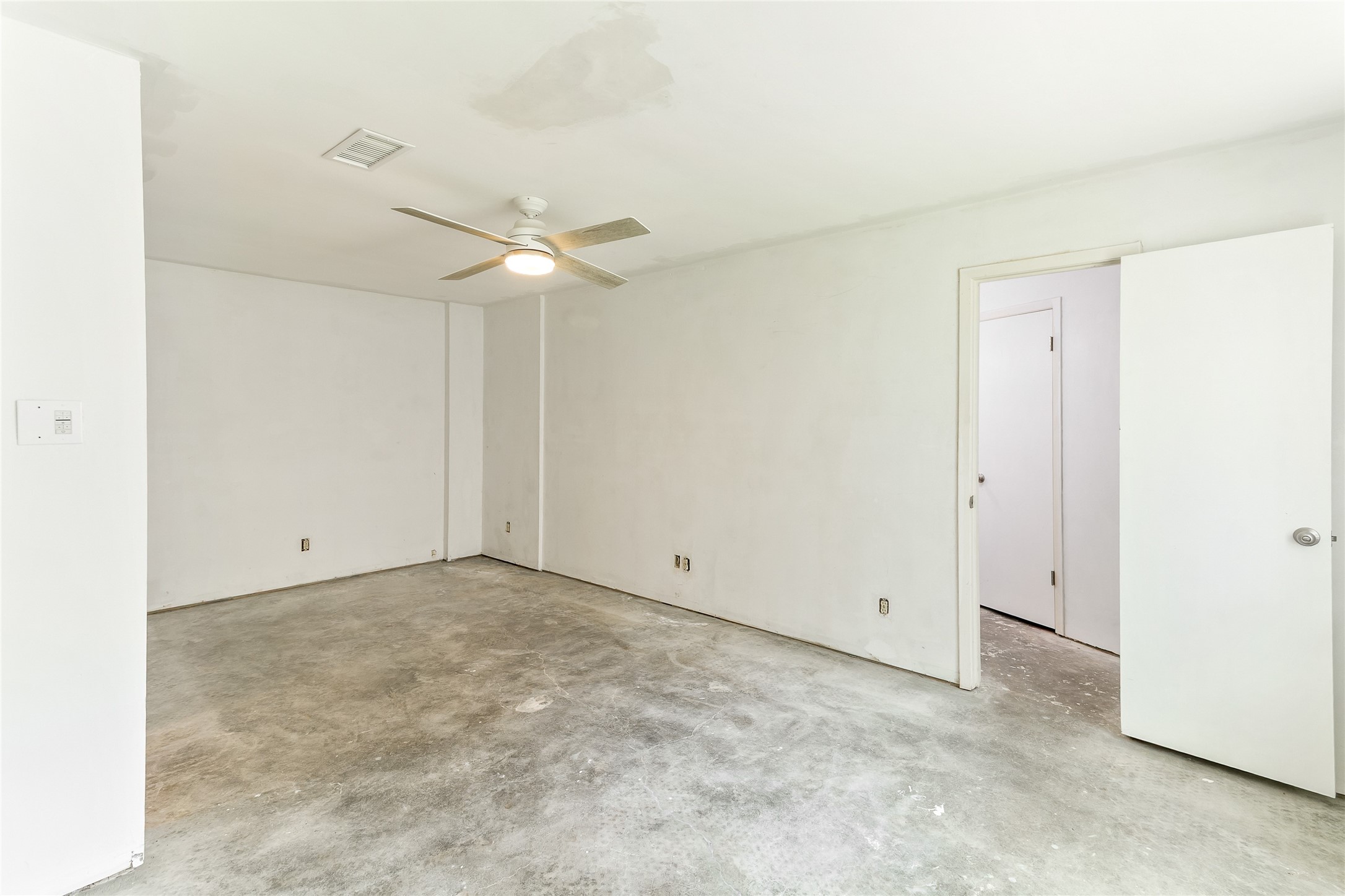 1430 N Road Lake Jackson, TX 77566 - Photo 20 of 46 Primary bedroom (20'6 x 12'3)