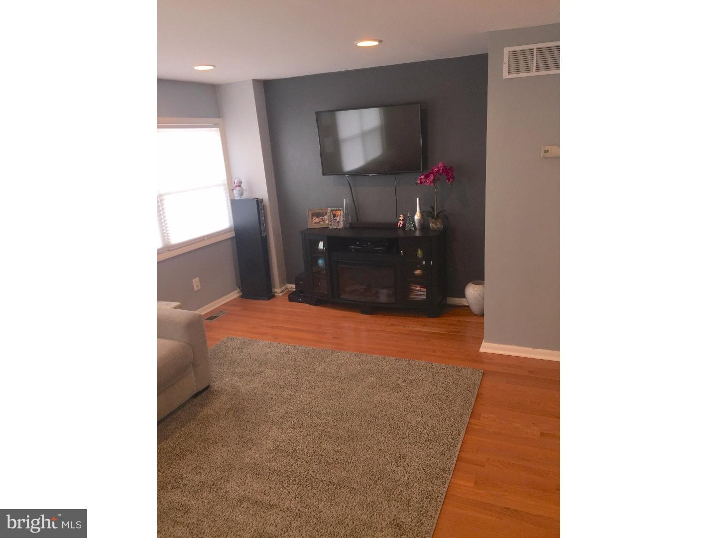 12251 Sweet Briar Road Philadelphia, PA 19154 - Photo 10 of 25 Living Room