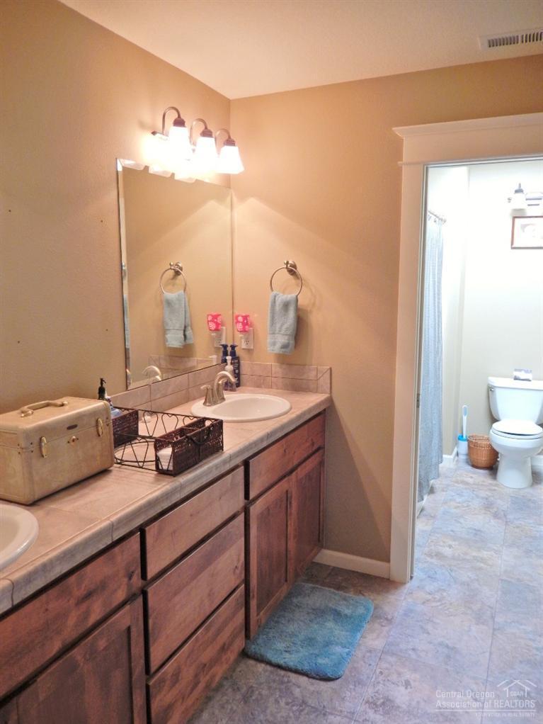 12851 Southeast Falcon Ridge Road Prineville, OR 97754 - Photo 19 of 25 Guest bath.