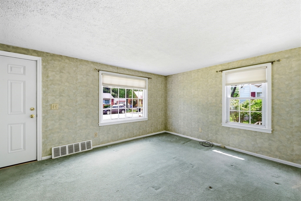 92 Massreco Street Springfield, MA 01109 - Photo 7 of 29