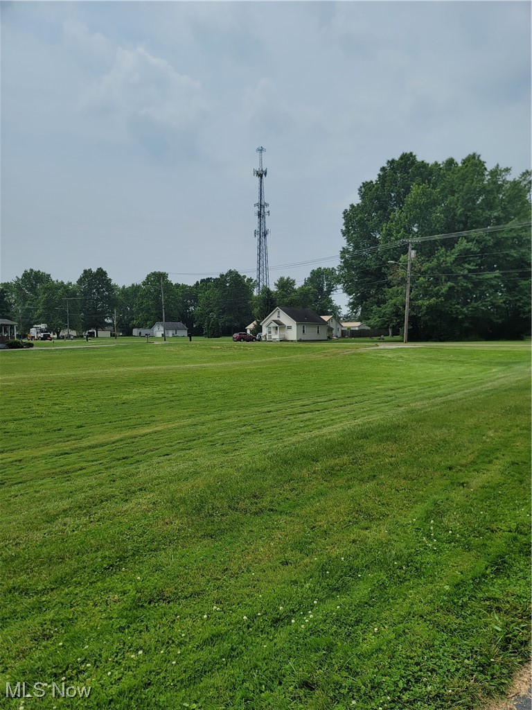 145 North Road Niles, OH 44446 - Photo 5 of 24 Surrounding community featuring a lawn