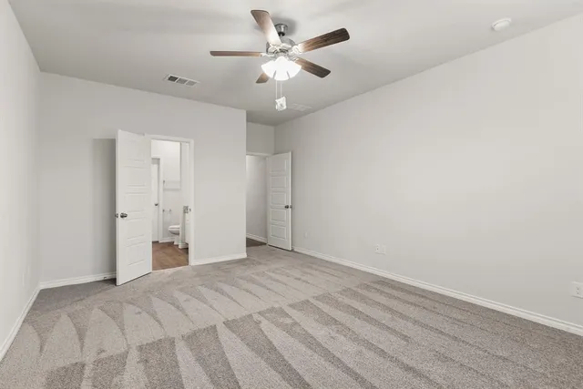 a view of empty room with a ceiling fan