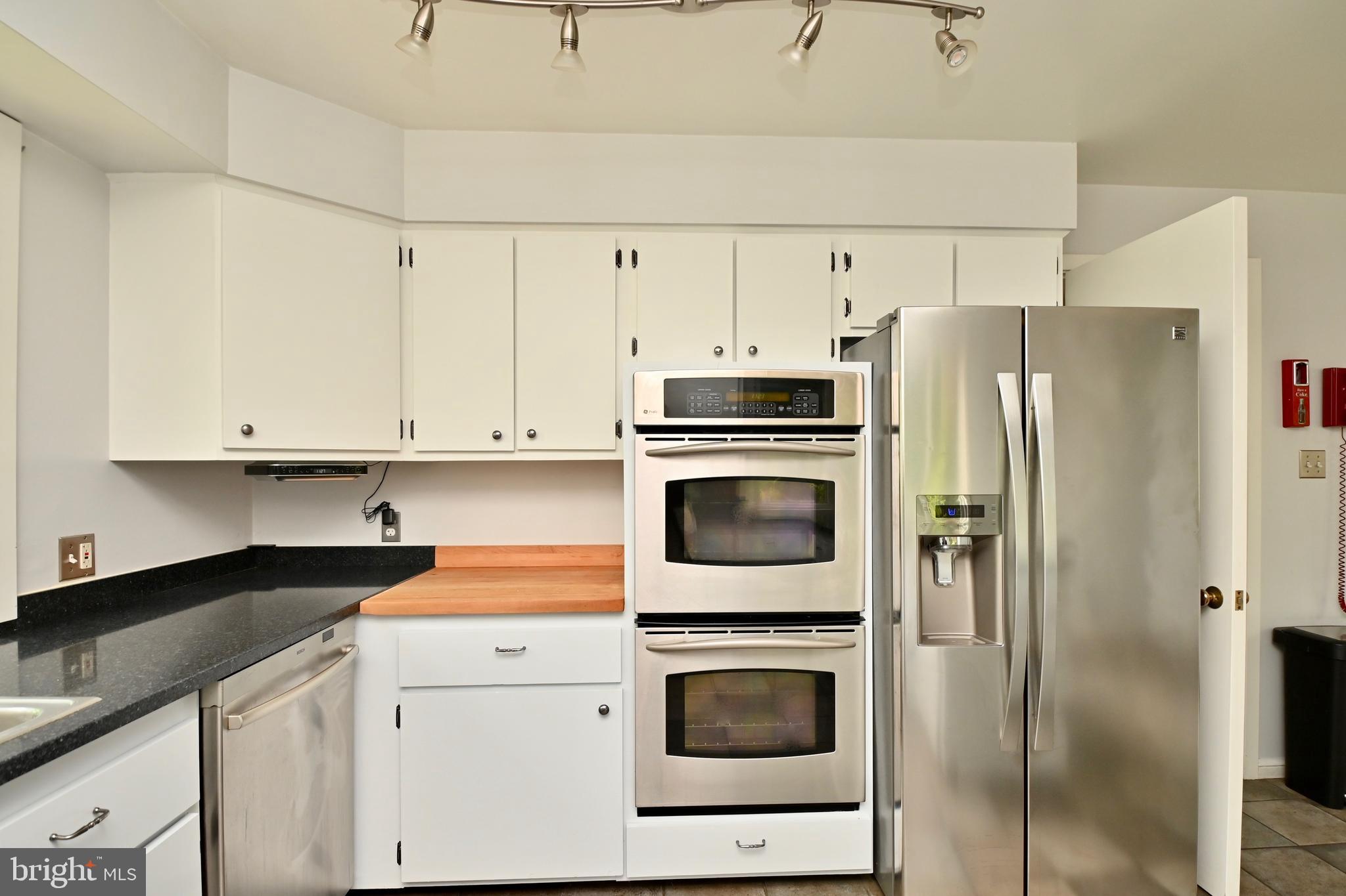 802 Ridge Place Falls Church, VA 22046 - Photo 16 of 59 Stainless steel appliances