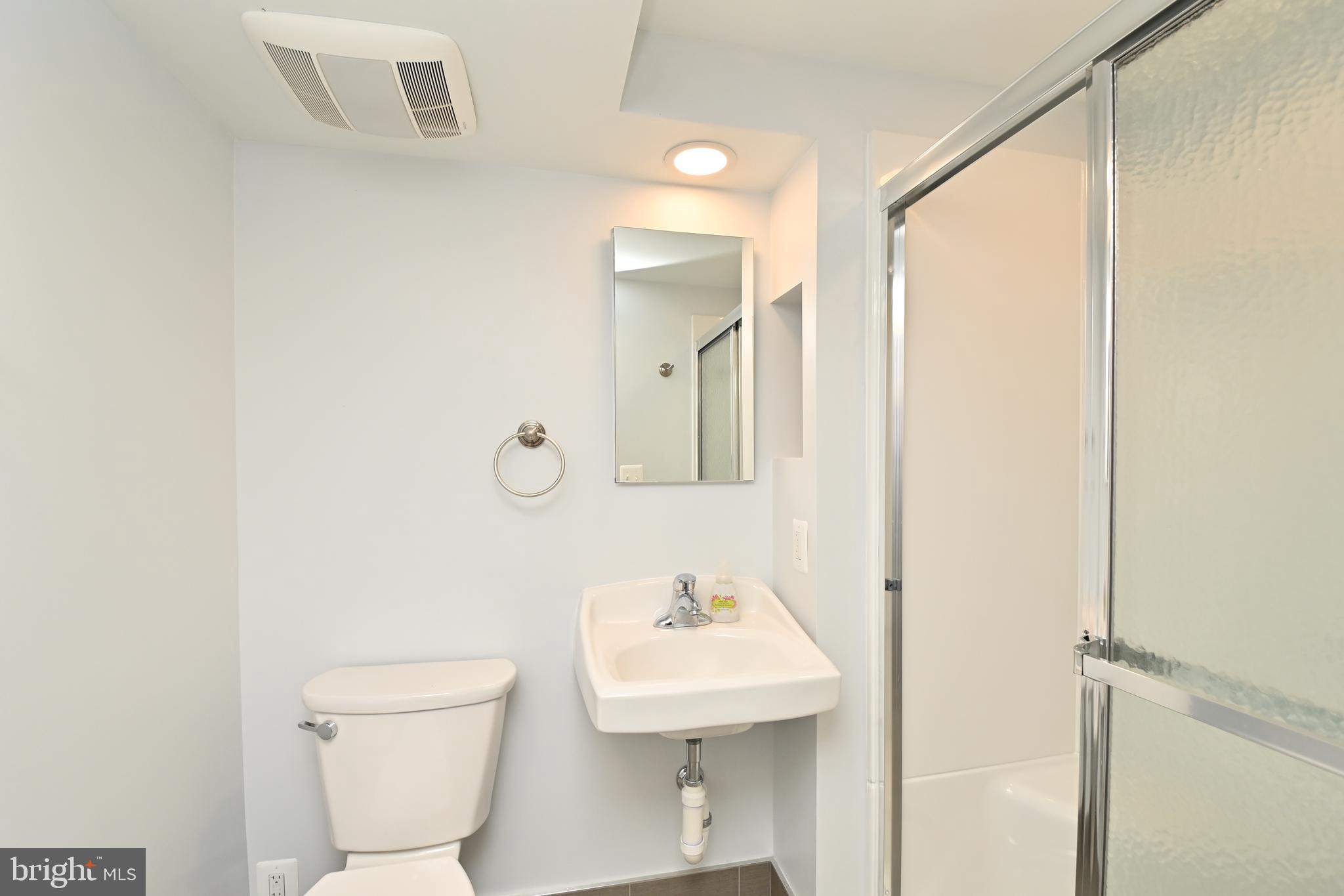 802 Ridge Place Falls Church, VA 22046 - Photo 36 of 59 Renovated full bathroom
