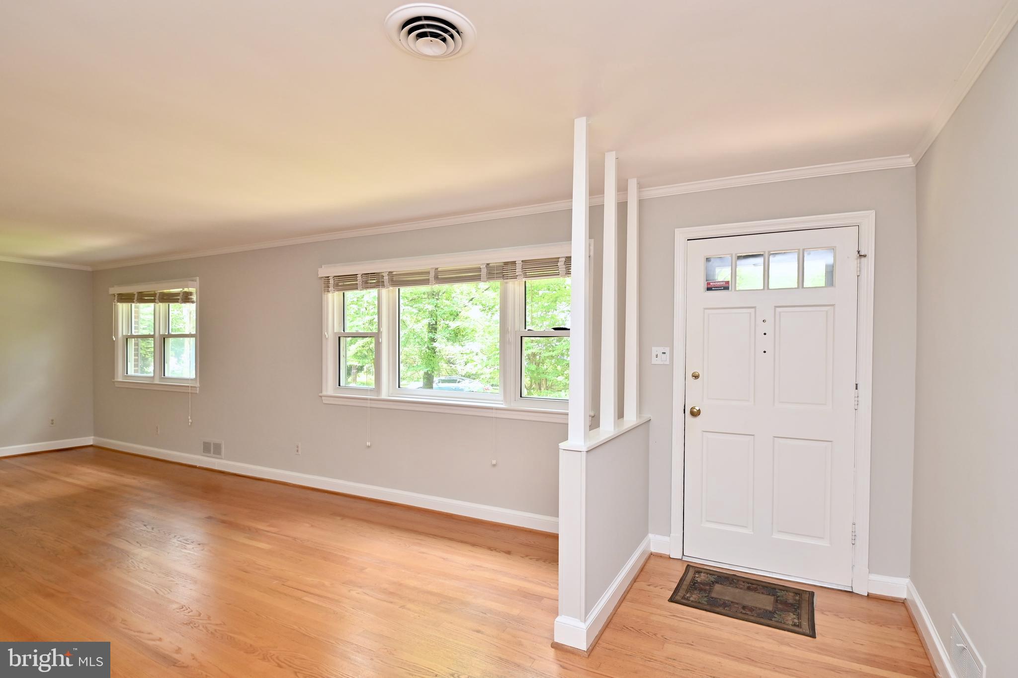 802 Ridge Place Falls Church, VA 22046 - Photo 5 of 59 Foyer entrance