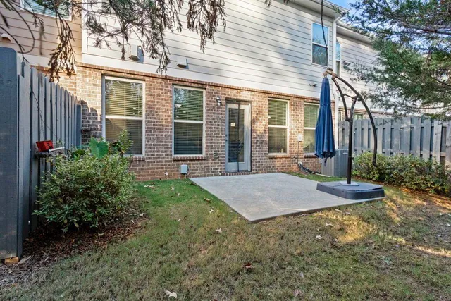 a view of a house with backyard and porch