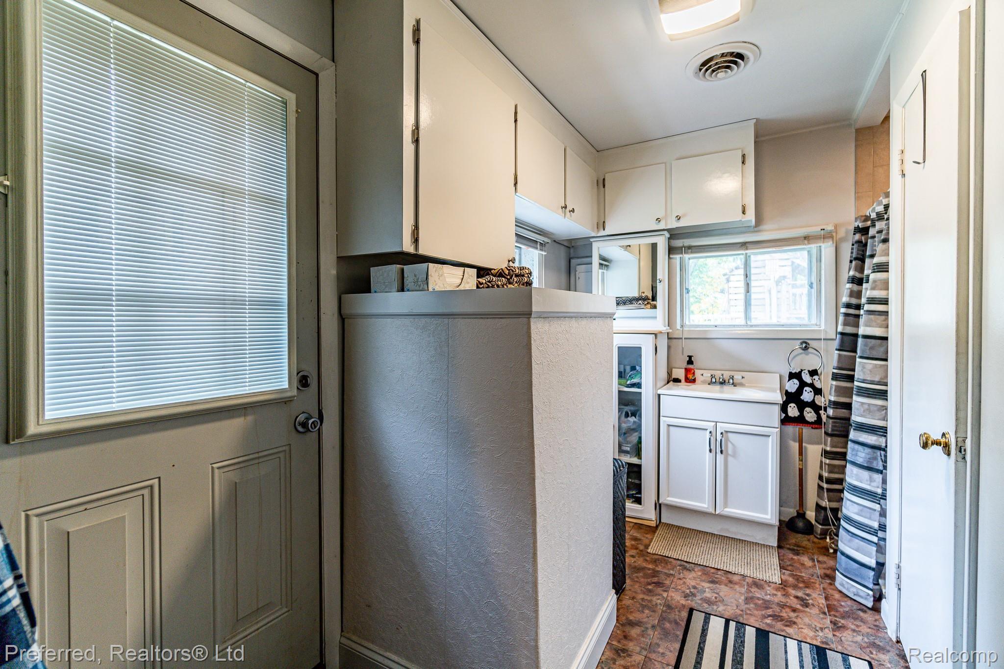 3196 West Maple Road Wixom, MI 48393 - Photo 31 of 37 -40.jpg