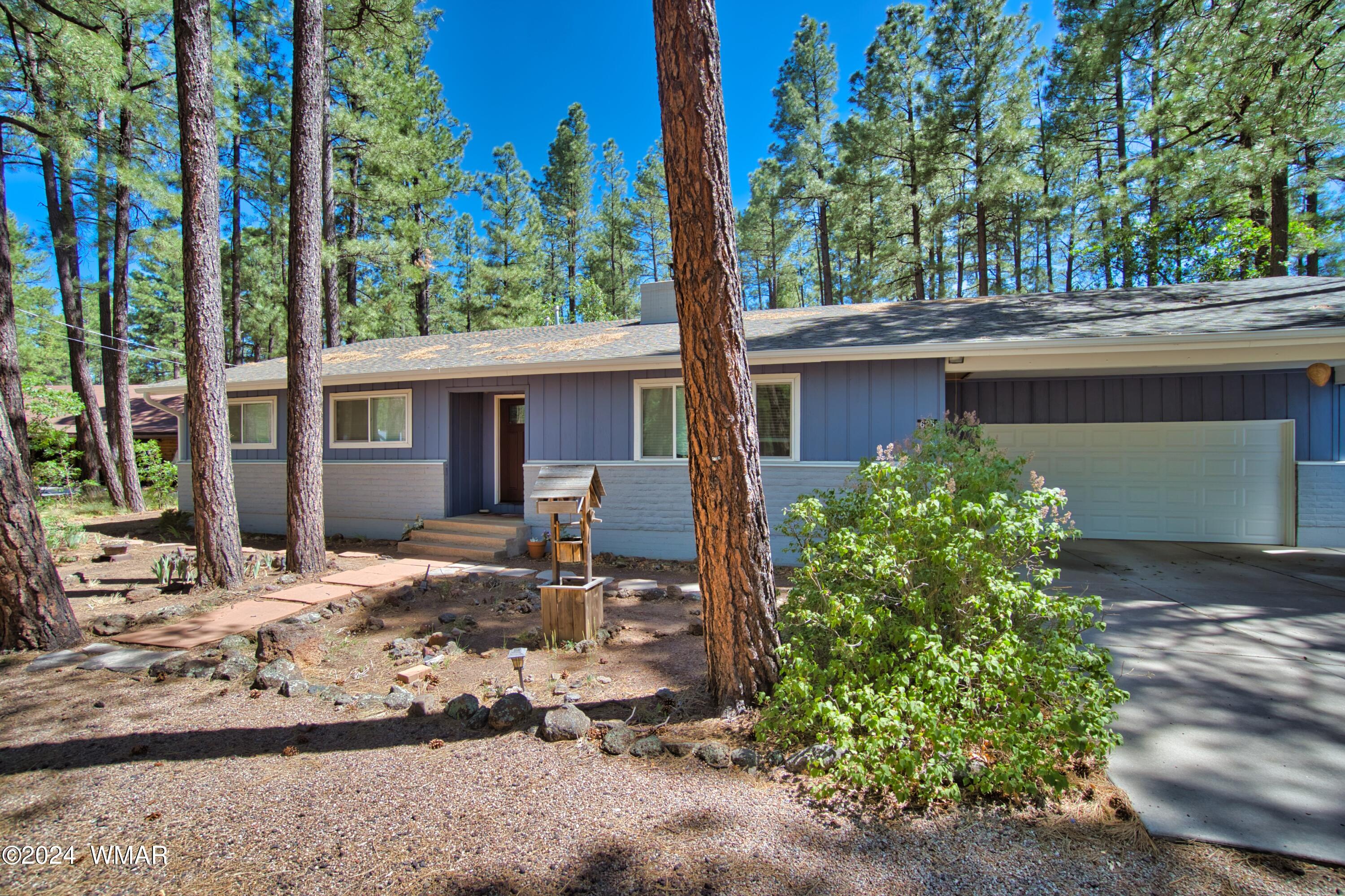 625 East Nora Place Pinetop, AZ 85935 - Photo 12 of 35 a front view of a house with garden