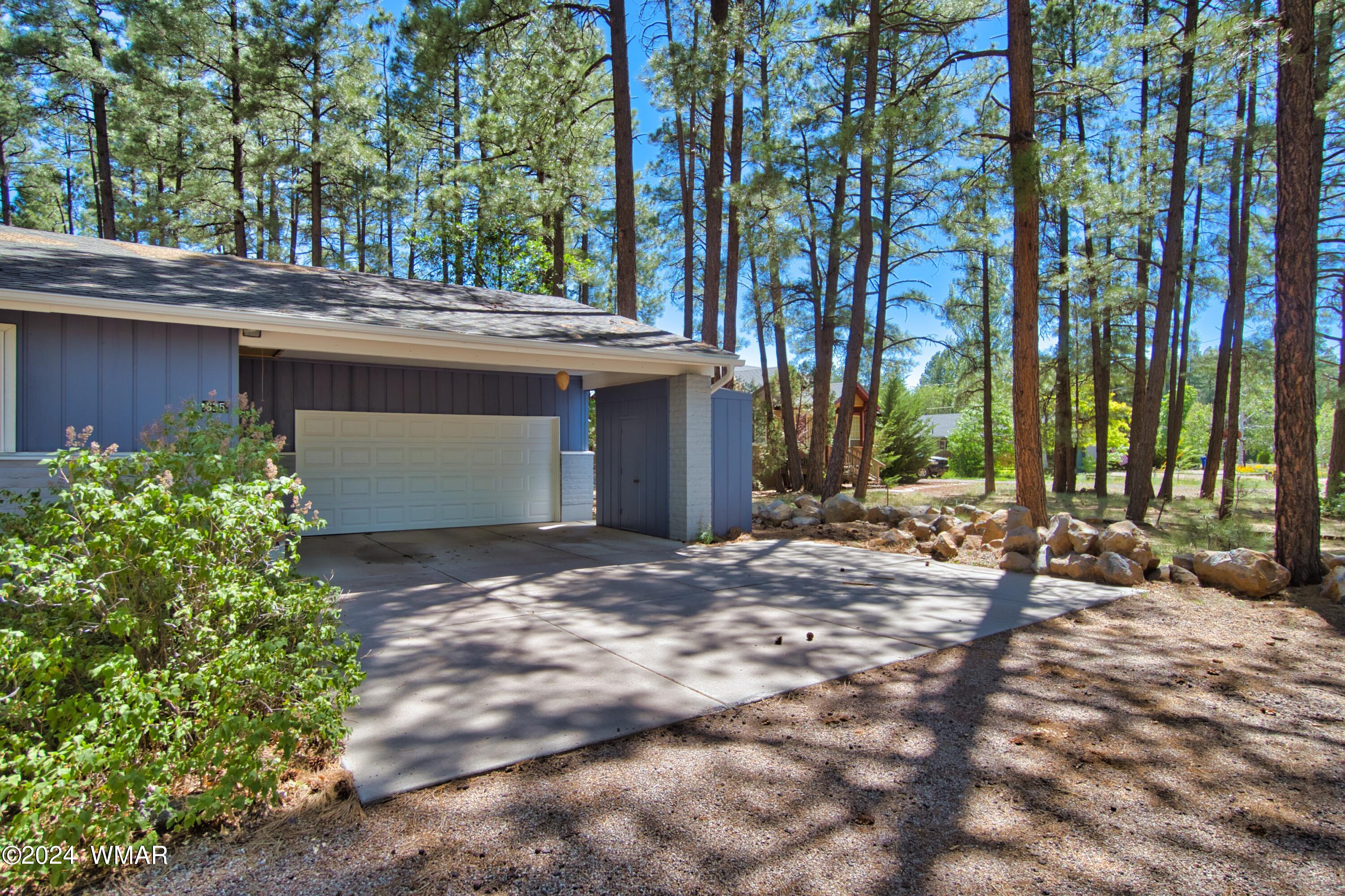 625 East Nora Place Pinetop, AZ 85935 - Photo 10 of 35 a front view of a house with a yard