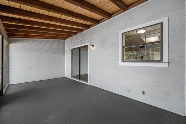 a view of empty room with window