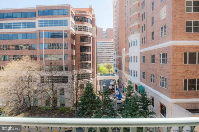 $1,990 | 851 North Glebe Road, Unit 510, Arlington, VA 22203