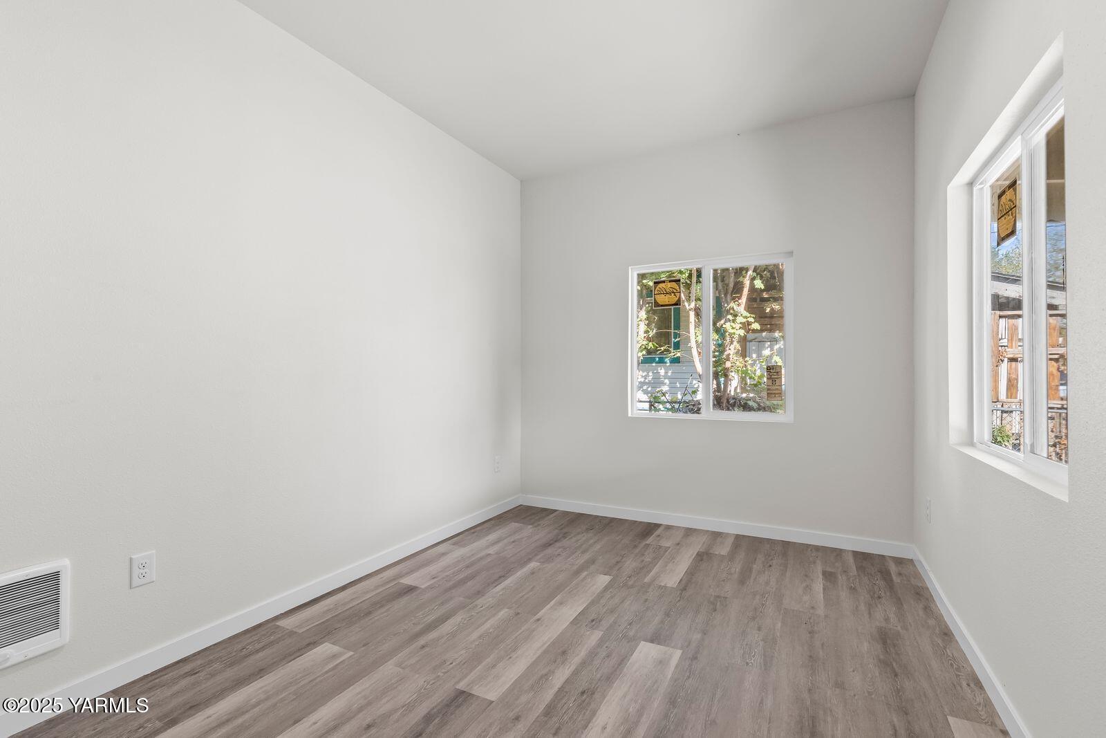 711 North 3rd Street Yakima, WA 98901 - Photo 10 of 21 an empty room with a window