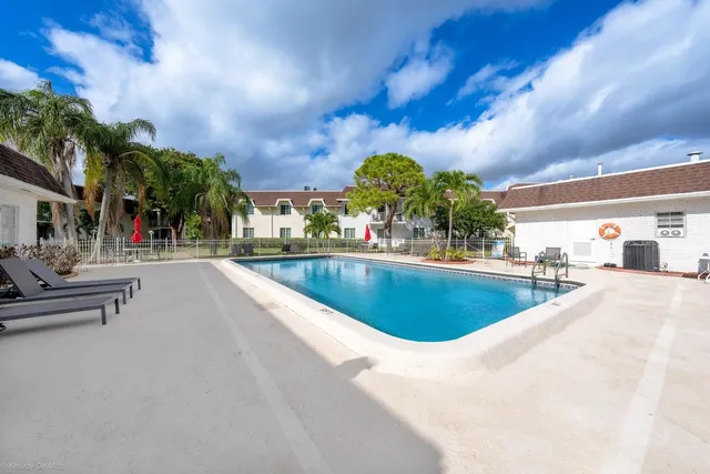 $1,900 | 708 Southeast 2nd Avenue, Unit 421, Deerfield Beach, FL 33441