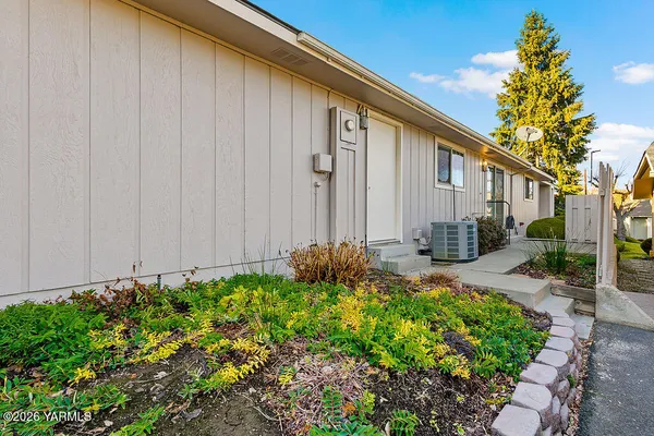 $304,500 | 619 North 32nd Avenue, Unit 13, Yakima, WA 98902