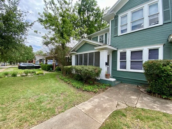 a view of a house with backyard and garden
