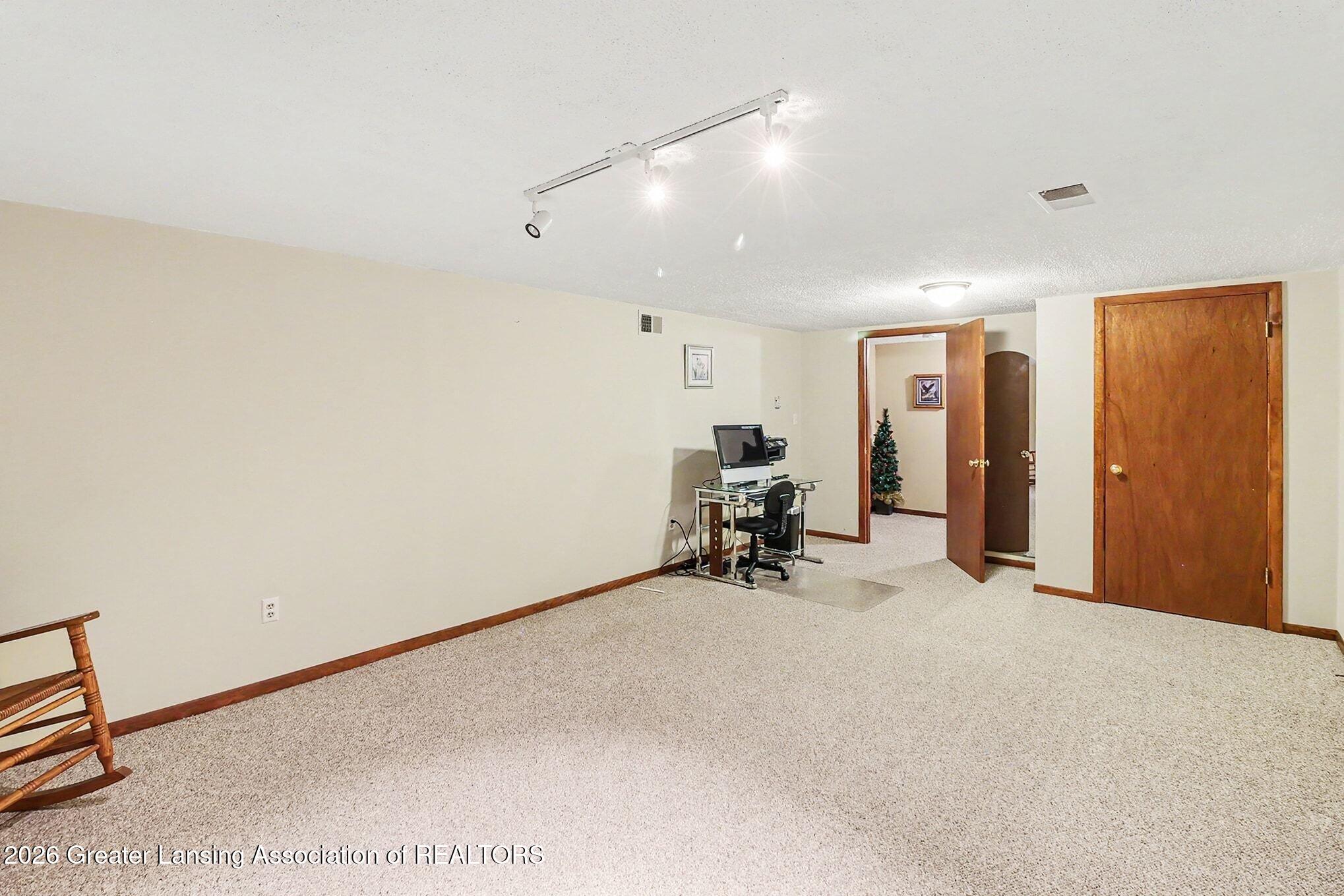 1404 Riley Ridge Drive Lansing, MI 48917 - Photo 25 of 29 029_786a3468_917
