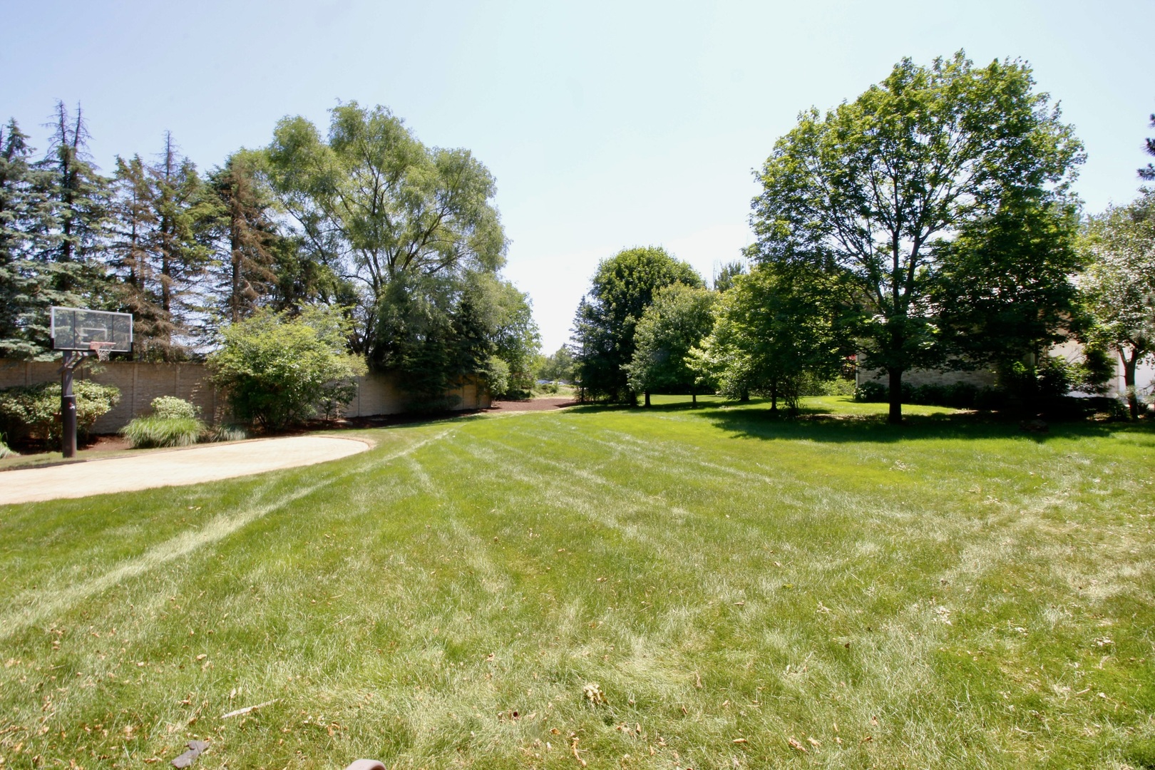 44 Oak Bluff Court Naperville, IL 60565 - Photo 4 of 6 a view of a volley ball court