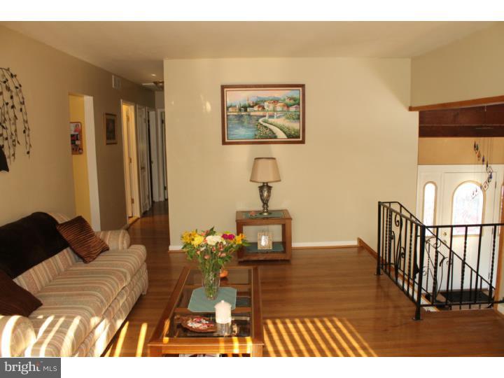 720 Liberty Road Mount Laurel, NJ 08054 - Photo 4 of 25 Living Room