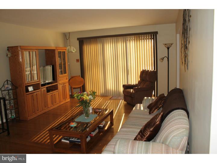 720 Liberty Road Mount Laurel, NJ 08054 - Photo 6 of 25 Living Room