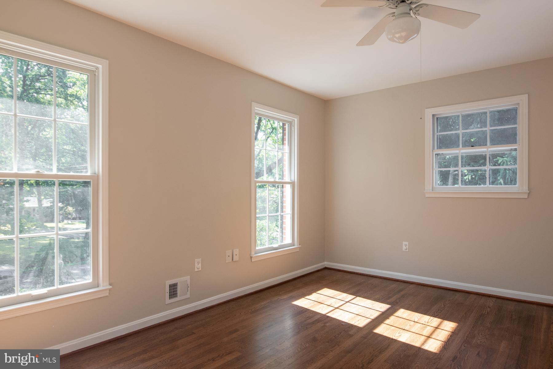 5120 Clinton Road Alexandria, VA 22312 - Photo 30 of 48 Additional front bedroom