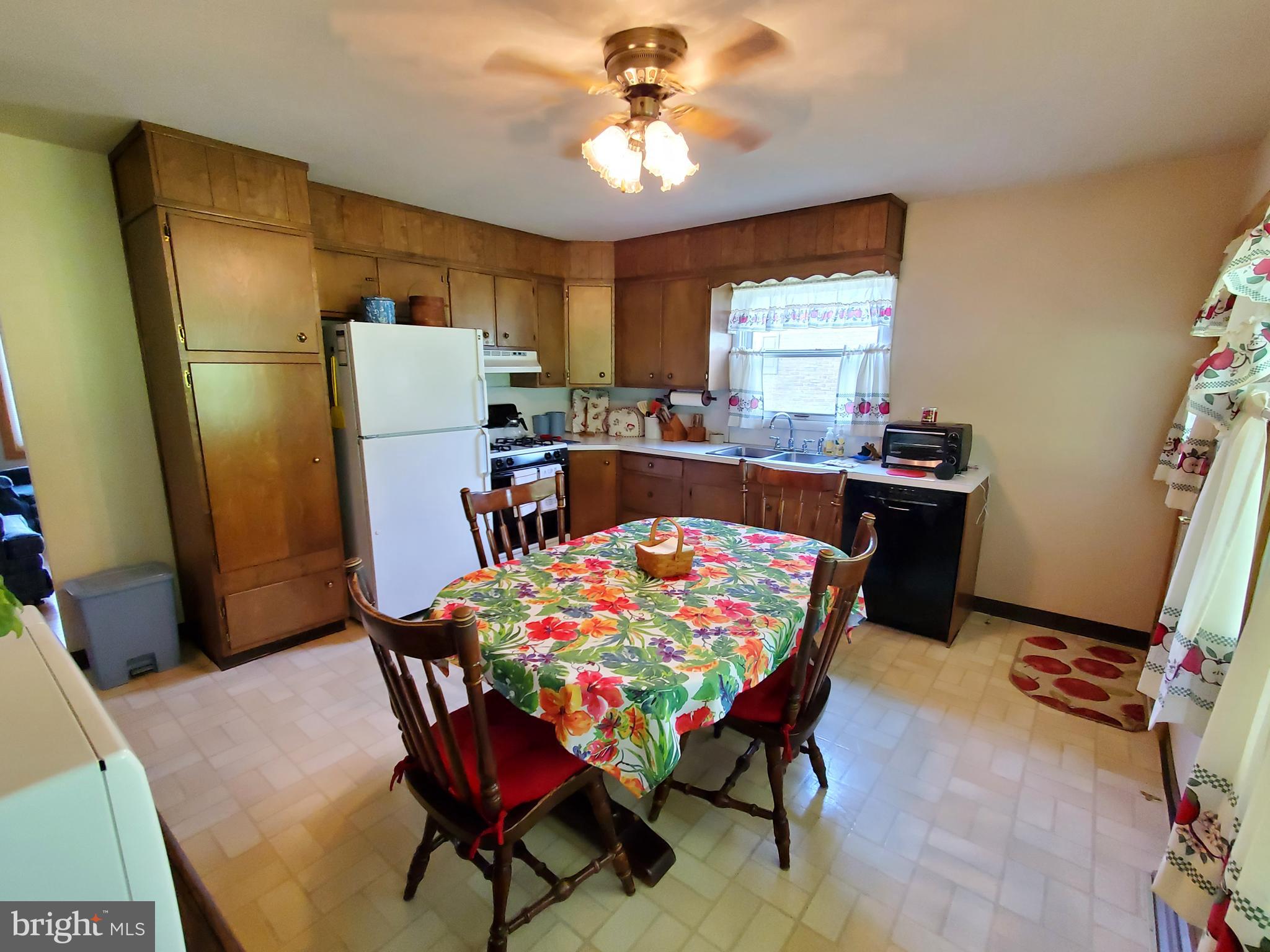 1527 Commonwealth Boulevard Reading, PA 19607 - Photo 9 of 31 Gallery Image 9