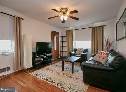 3036 Wayne Road Falls Church, VA 22042 - Photo 4 of 27 Living Room