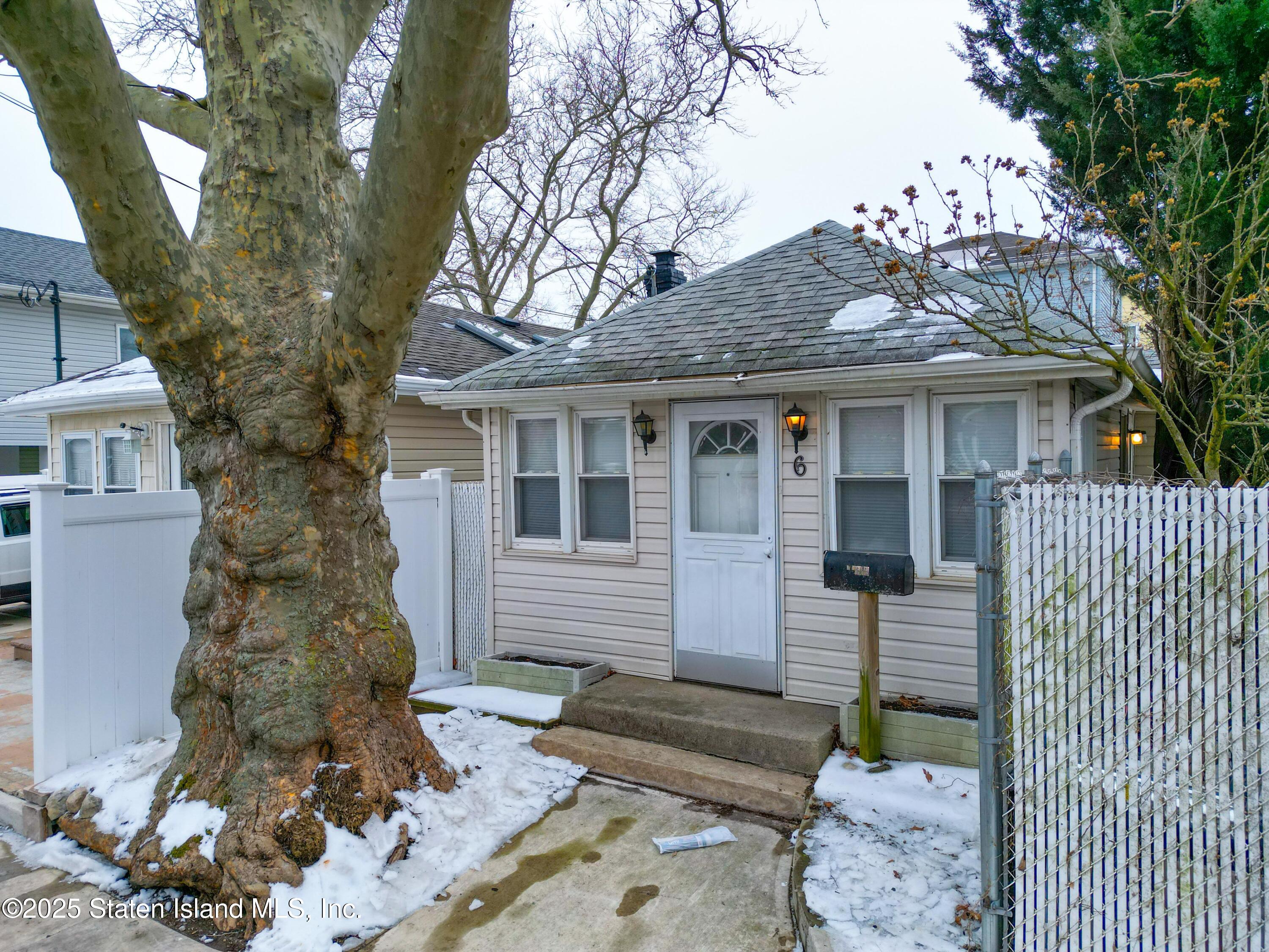 6 Center Place Staten Island, NY 10306 - Photo 1 of 3 a front view of a house with a tree