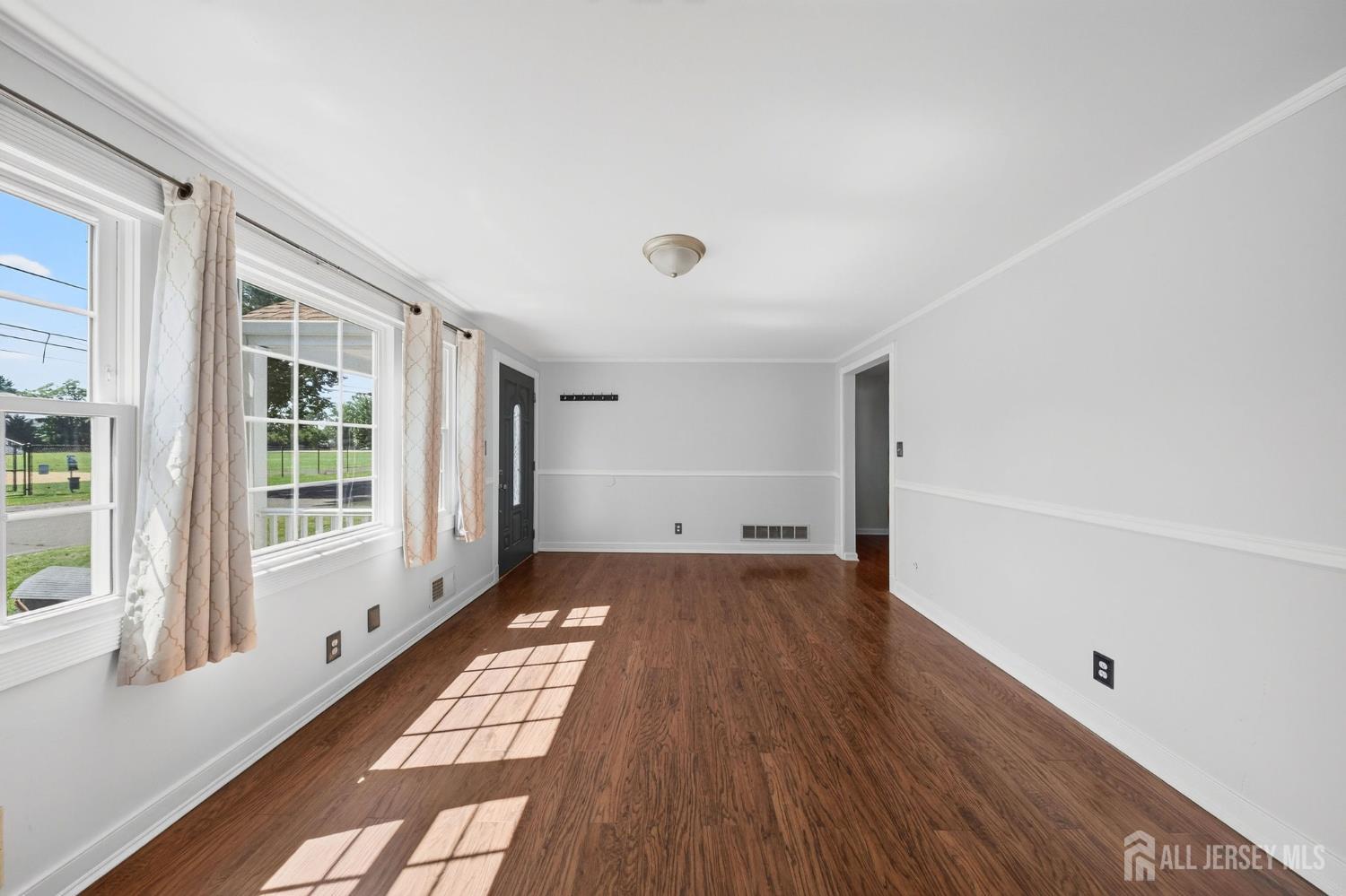647 Cook Avenue Middlesex, NJ 08846 - Photo 4 of 33 Gallery Image 4