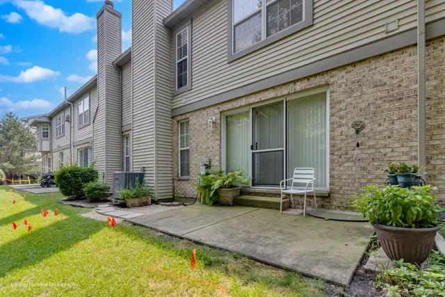 $394,900 | 2714 Whitlock Drive, Darien, IL 60561