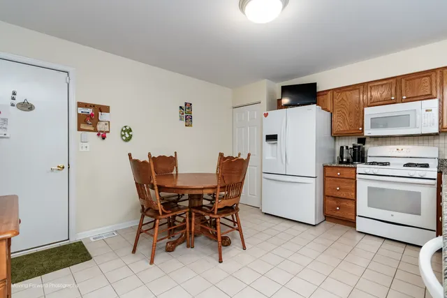 $394,900 | 2714 Whitlock Drive, Darien, IL 60561