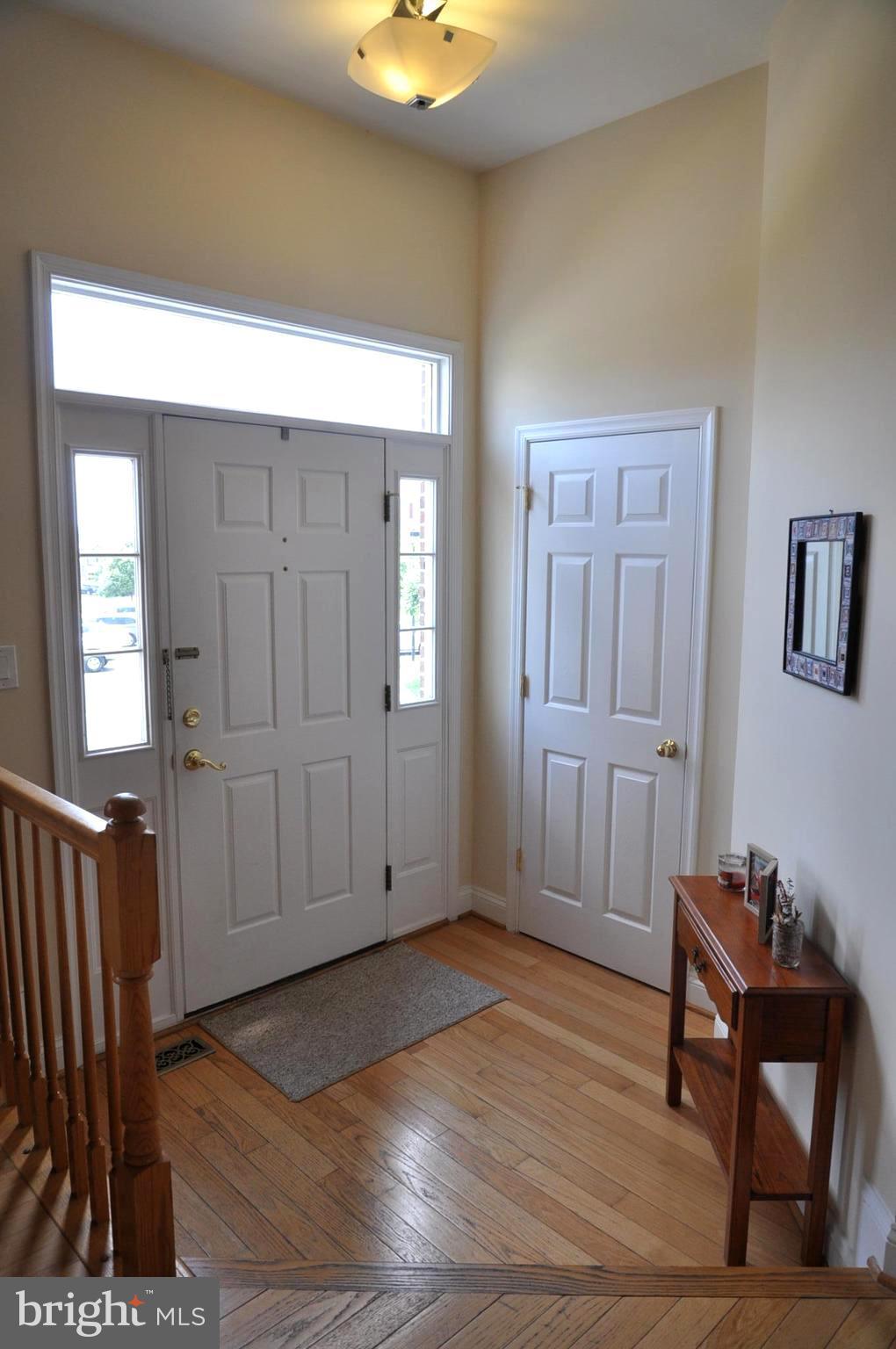 662 McLeary Square Southeast Leesburg, VA 20175 - Photo 2 of 30 Inviting foyer with coat closet