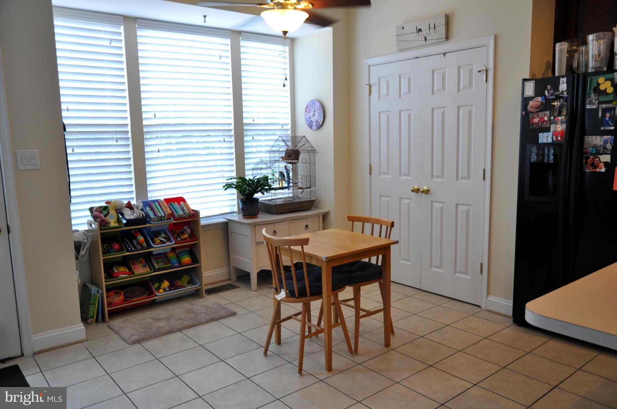 662 McLeary Square Southeast Leesburg, VA 20175 - Photo 11 of 30 Spaces Eat-in Kitchen with huge pantry