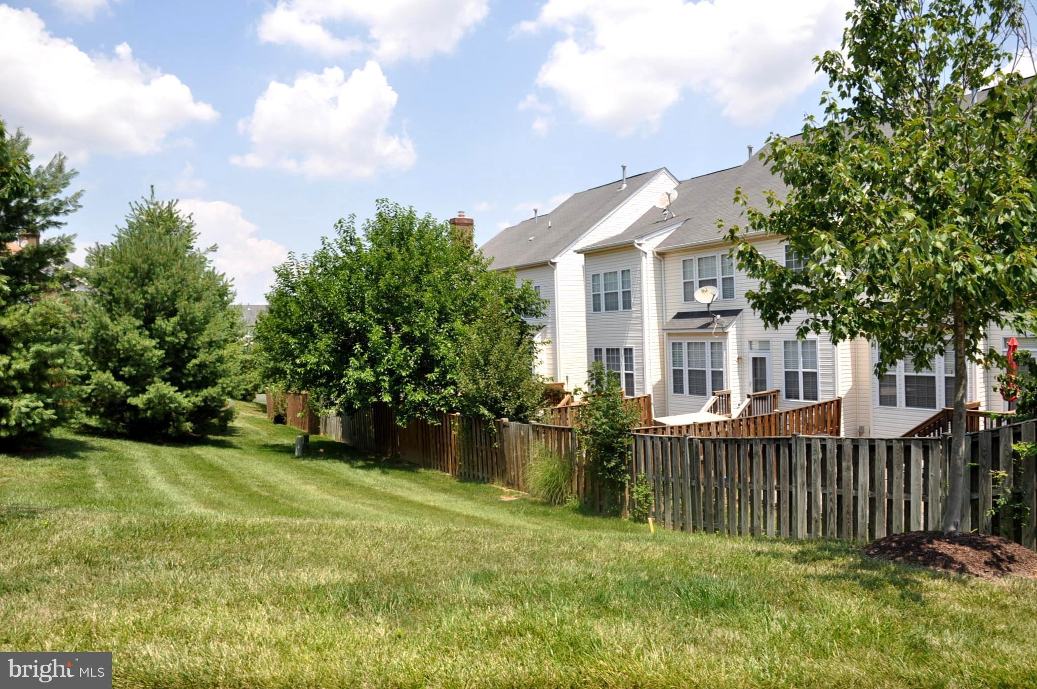 662 McLeary Square Southeast Leesburg, VA 20175 - Photo 26 of 30 Backs to grassed common space