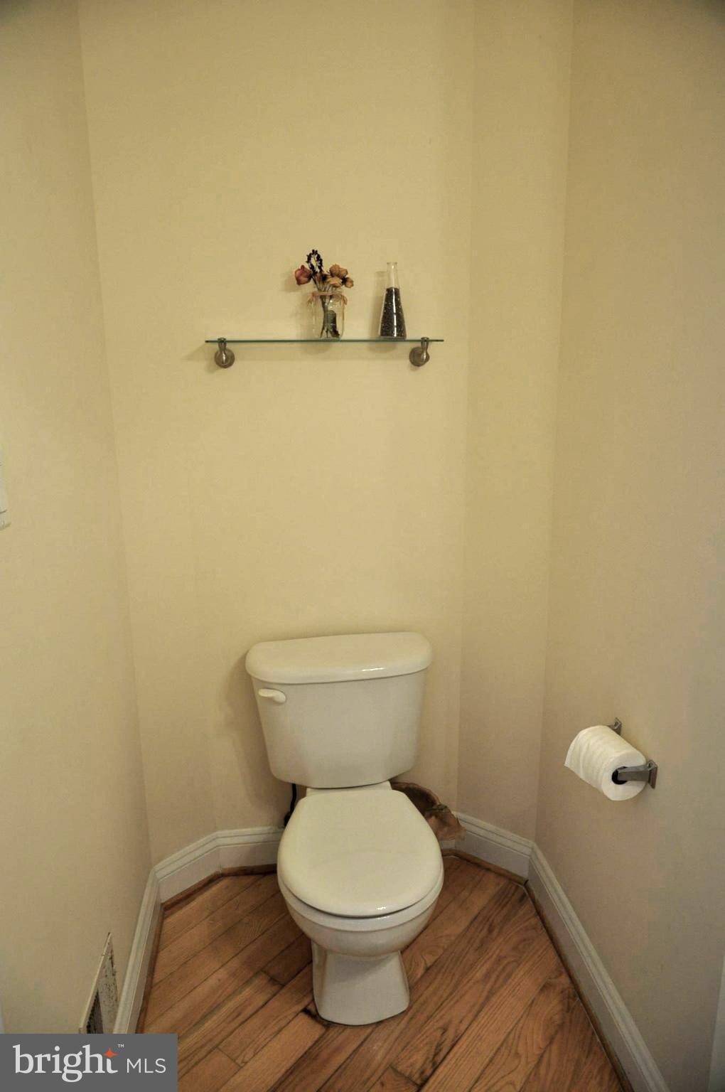 662 McLeary Square Southeast Leesburg, VA 20175 - Photo 4 of 30 Half Bathroom on main level