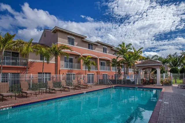 $275,000 | 1826 Northeast 5th Street, Unit 1405, Boynton Beach, FL 33435