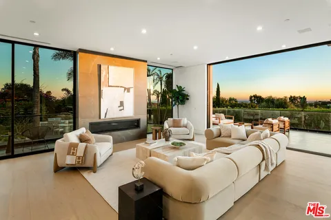 $9,988,000 | 5931 Kanan Dume Road, Malibu, CA 90265