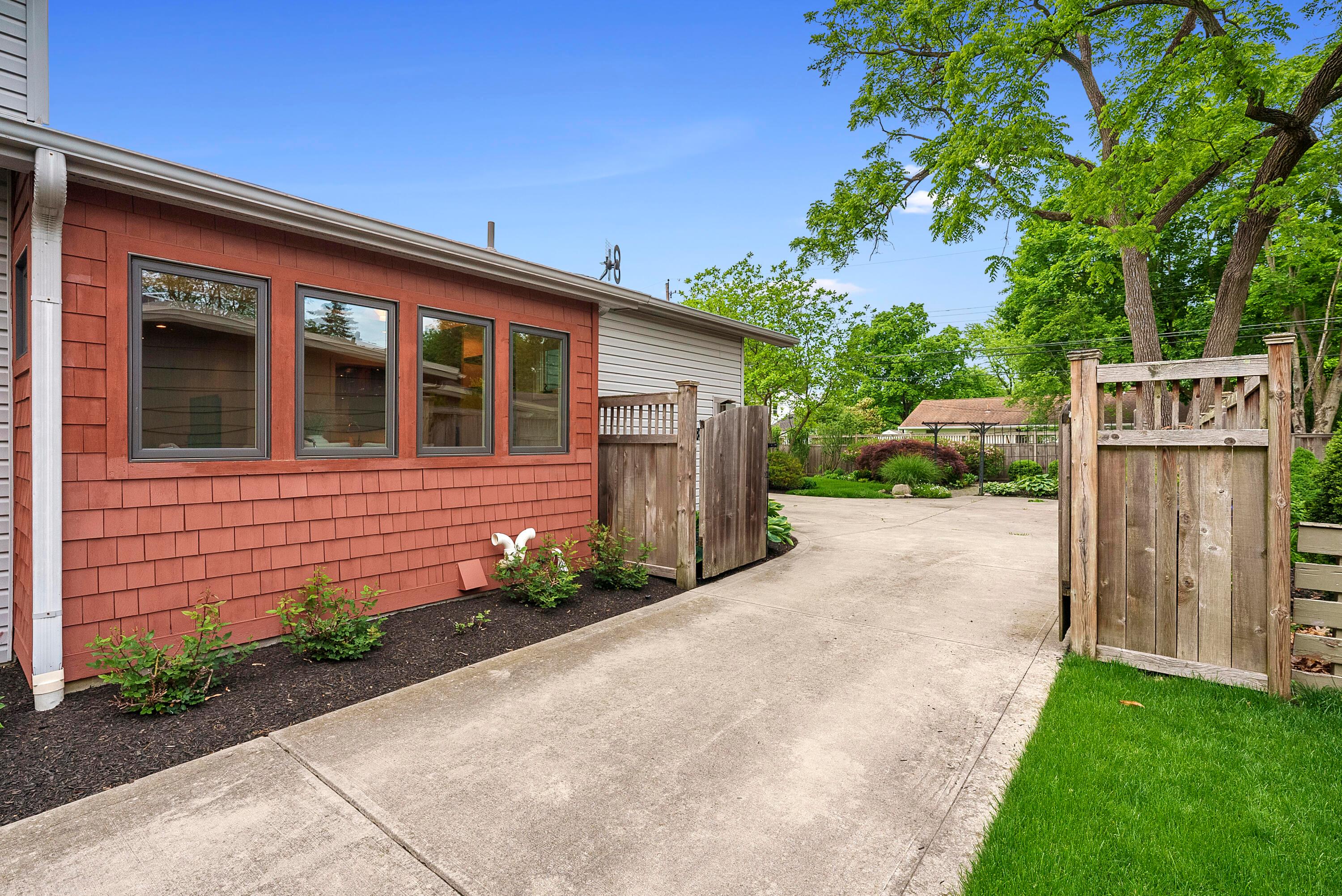 2718 Mt Holyoke Road Columbus, OH 43221 - Photo 11 of 57 DSC02872