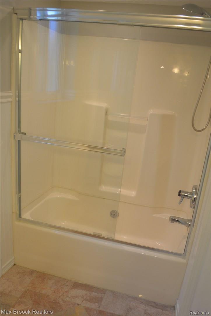 3371 West Maple Road Bloomfield Hills, MI 48301 - Photo 21 of 24 Bathroom tub.JPG