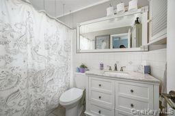 2710 South Road, Unit C8 Poughkeepsie, NY 12601 - Photo 16 of 22 Full bath with vanity and curtained shower