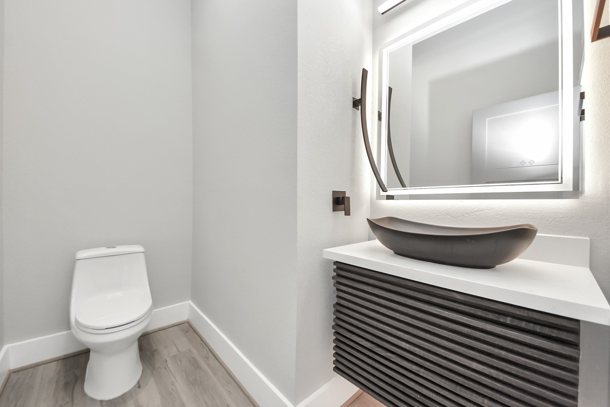 602 West 28th Street, Unit A Houston, TX 77008 - Photo 21 of 41 a bathroom with a toilet and a mirror