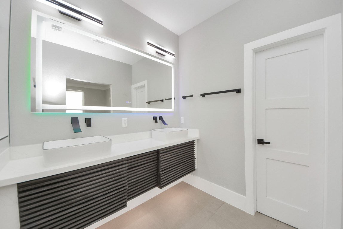 602 West 28th Street, Unit A Houston, TX 77008 - Photo 26 of 41 a bathroom with a sink and a mirror