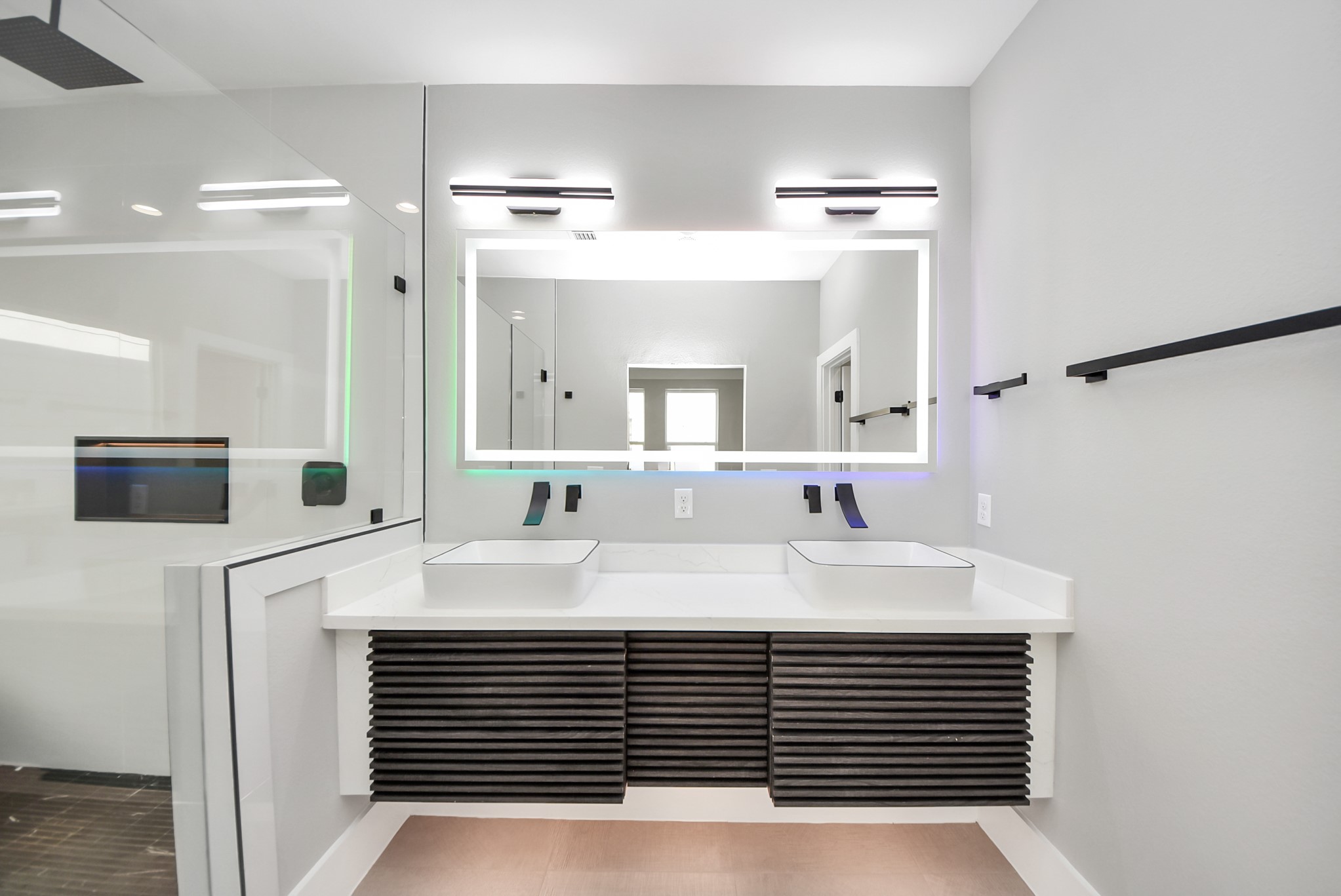 602 West 28th Street, Unit A Houston, TX 77008 - Photo 27 of 41 a bathroom with a sink and a mirror