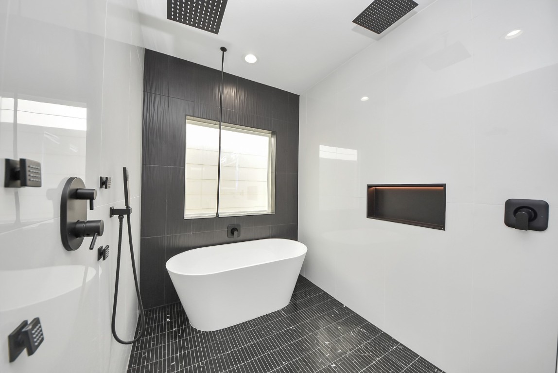 602 West 28th Street, Unit A Houston, TX 77008 - Photo 28 of 41 a bathroom with a bathtub and shower