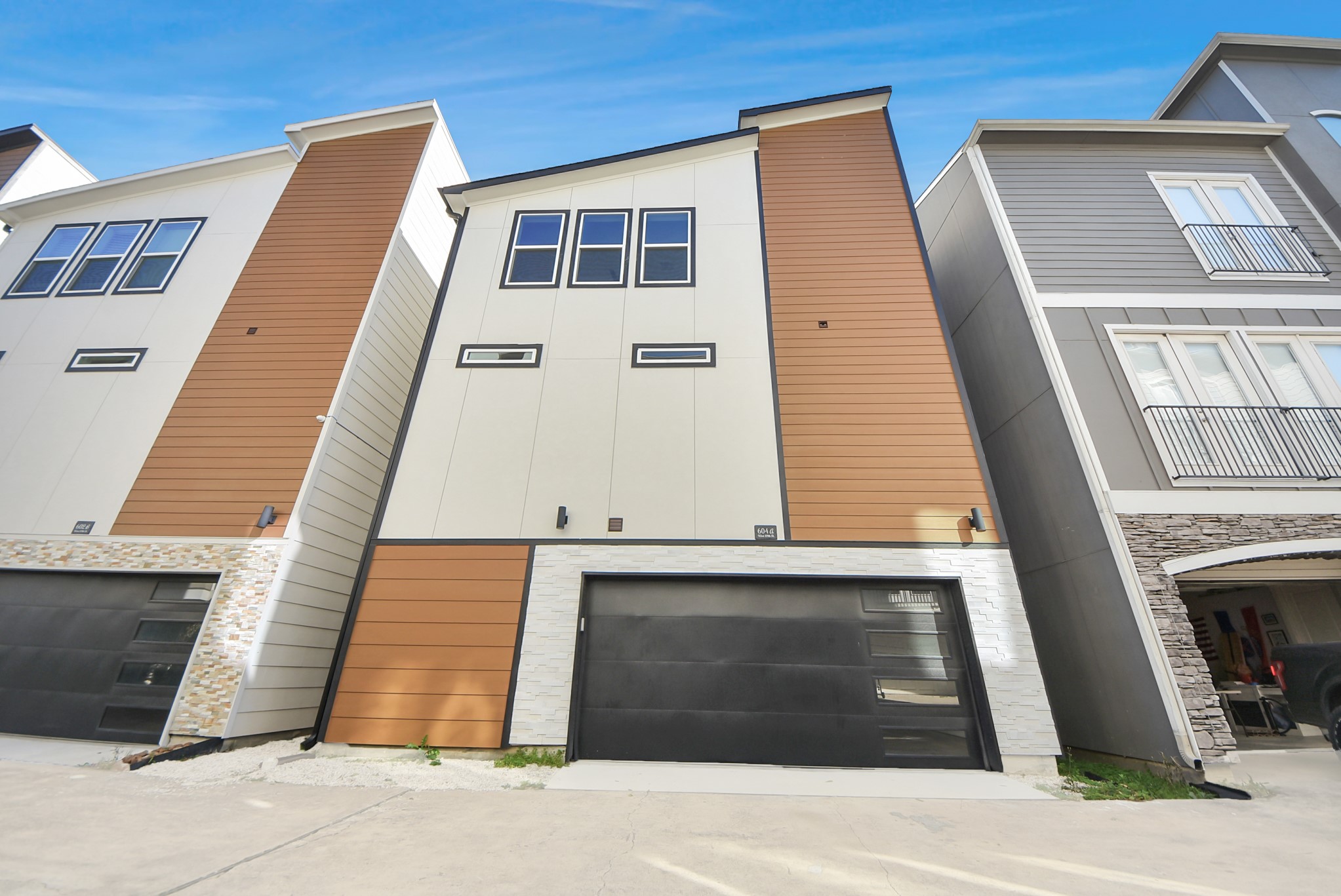 602 West 28th Street, Unit A Houston, TX 77008 - Photo 3 of 41 a front view of a building