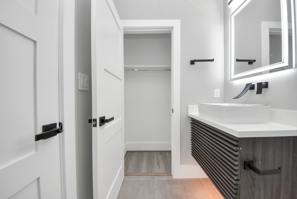 602 West 28th Street, Unit A Houston, TX 77008 - Photo 35 of 41 a bathroom with a sink and a mirror