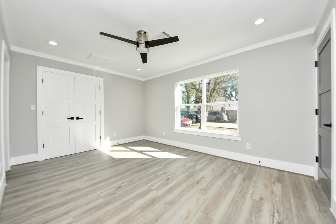 602 West 28th Street, Unit A Houston, TX 77008 - Photo 37 of 41 a view of an empty room with wooden floor and a window