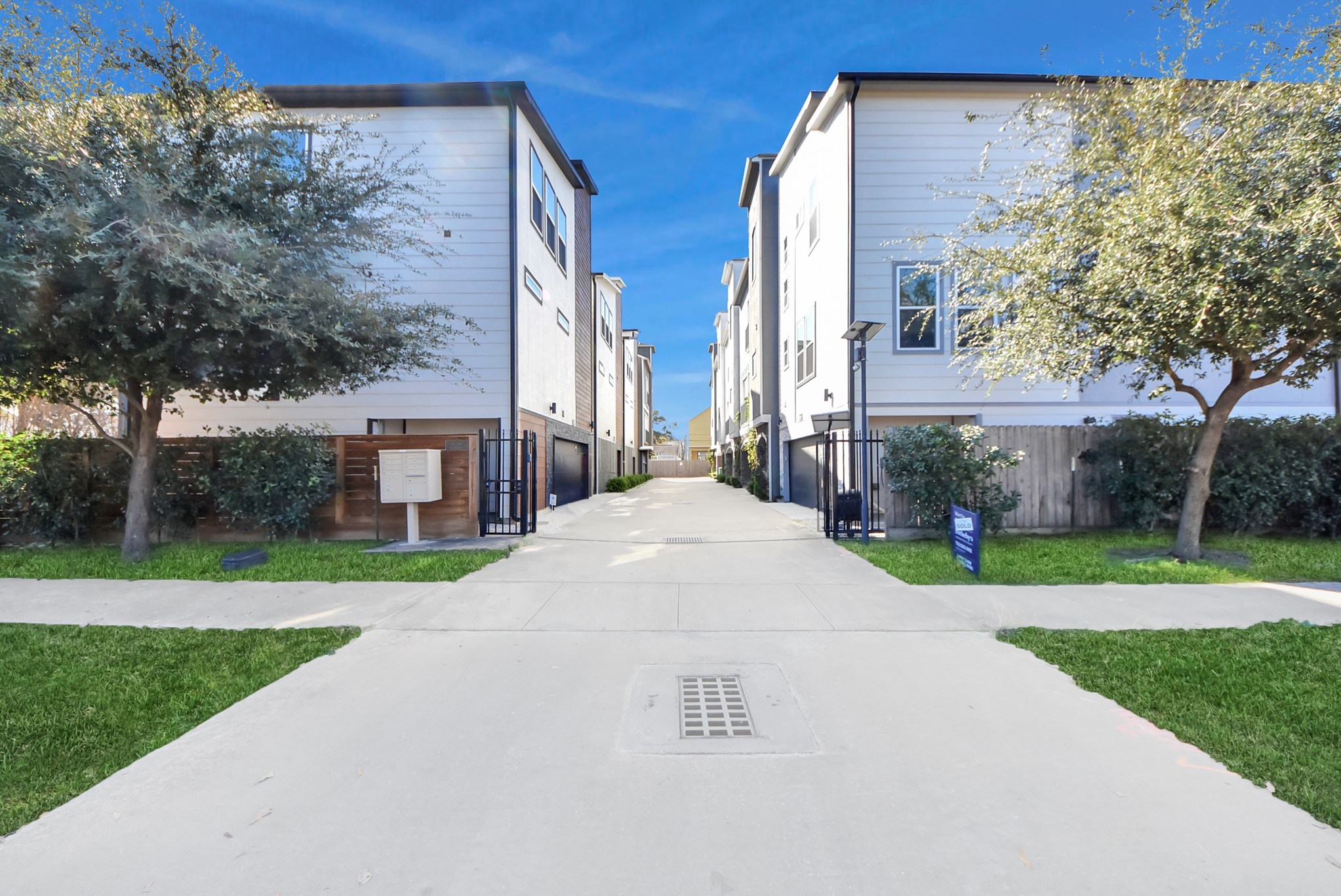 602 West 28th Street, Unit A Houston, TX 77008 - Photo 4 of 41 a view of a building with a yard and table and chairs