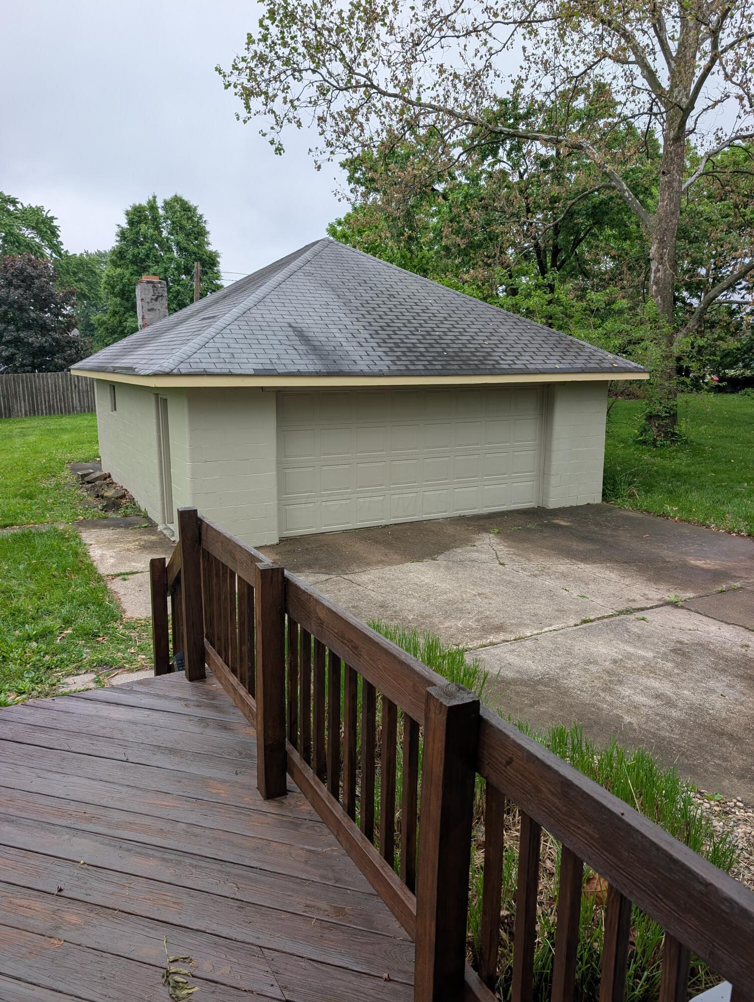 454 Diley Road Pickerington, OH 43147 - Photo 4 of 21 2 car garage