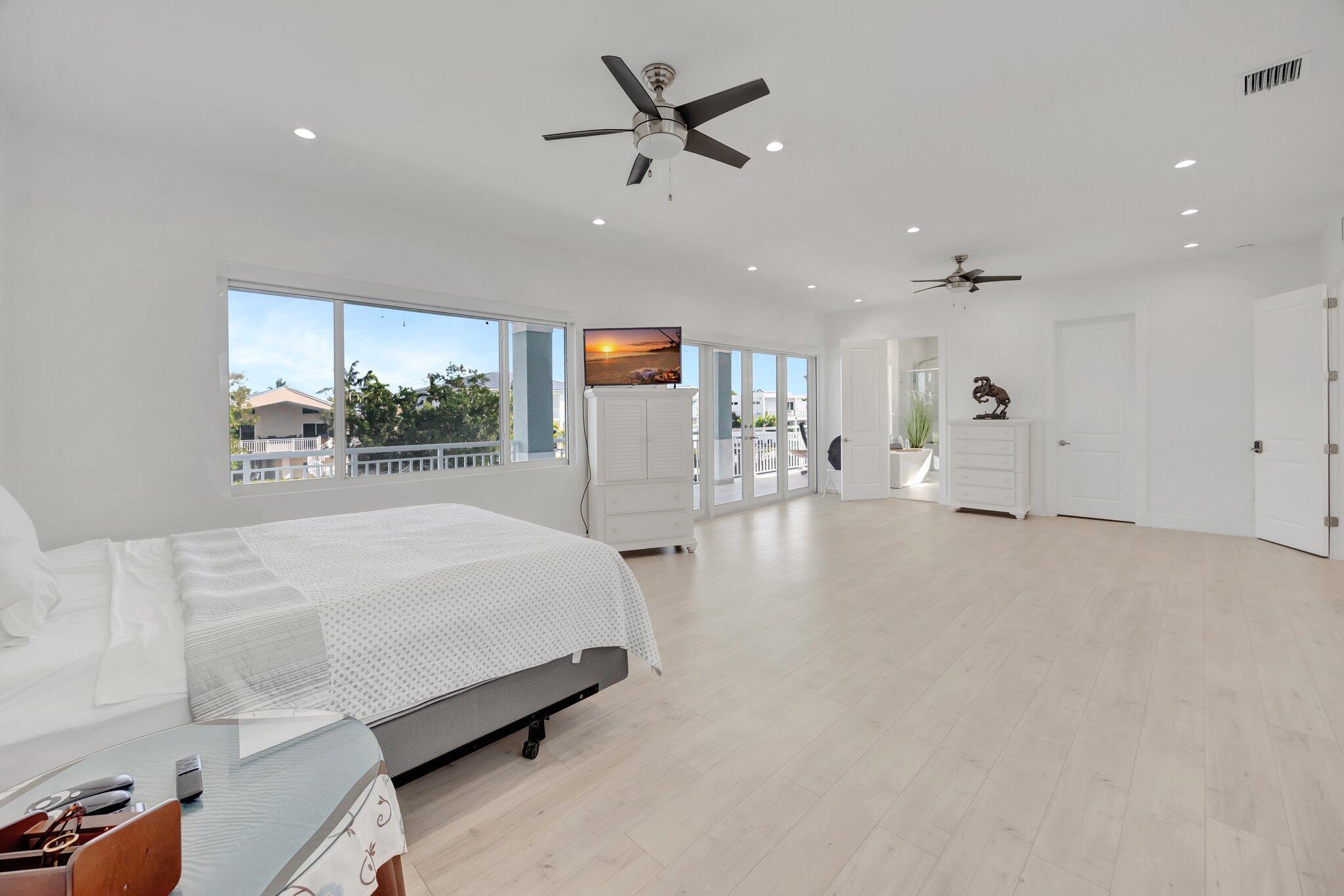 118 Pelican Road Tavernier, FL 33070 - Photo 29 of 72 Primary Suite (View 2)